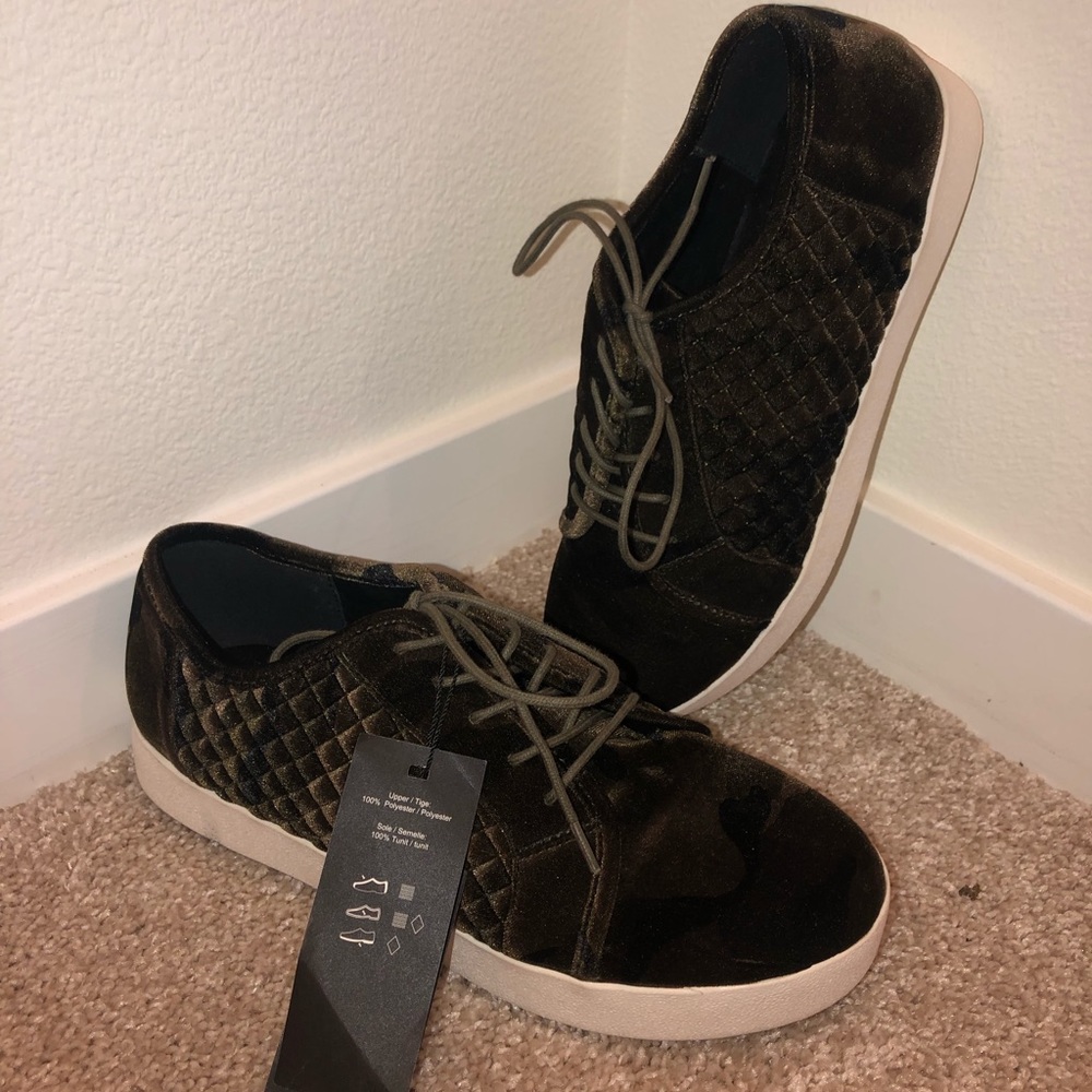 Vera Moda platform sneakers. Green army velvet.